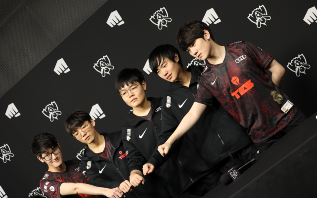 三盘横扫！德约第14次跻身美网八强，单赛季大满贯全八强再创历史